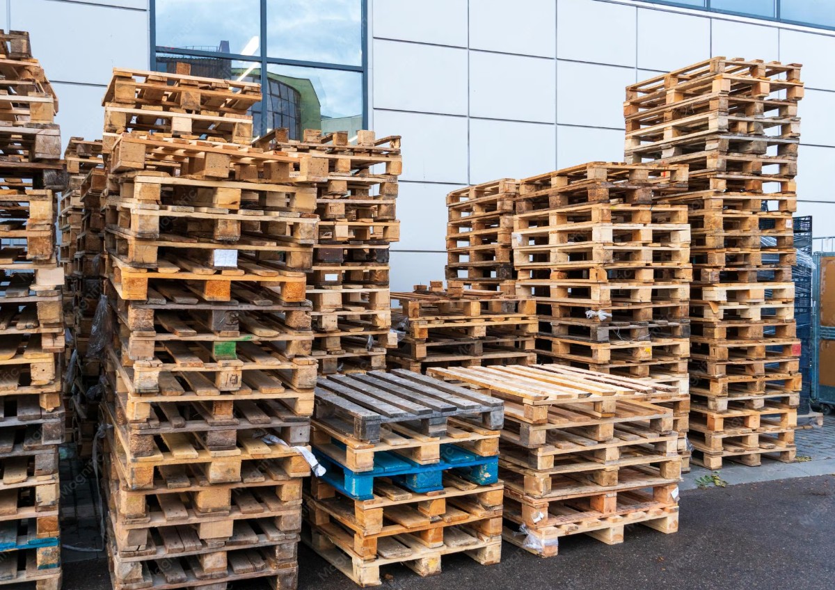 Lot de palettes Europe EPAL empilées dans un dépôt