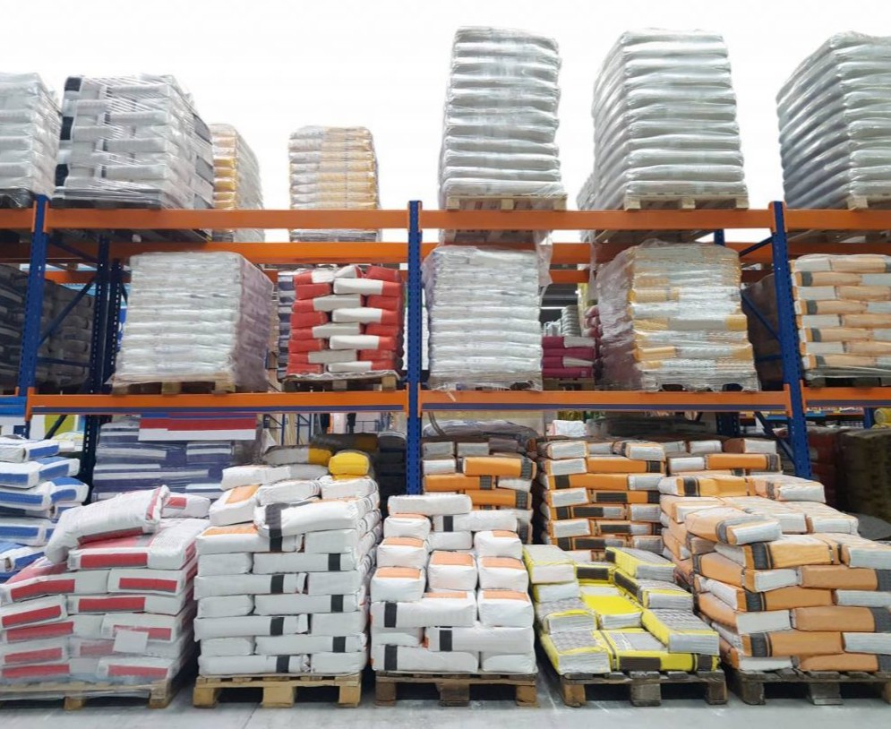 Matériaux de construction en surplus stockés dans un dépôt d'artisan