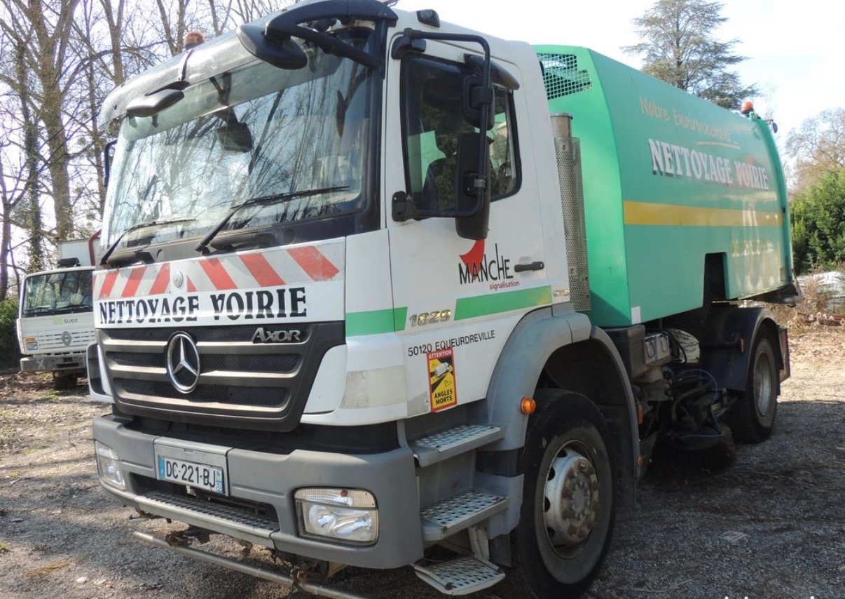 Balayeuse Aspiratrice industrielle MERCEDES AXOR 1829K 286cv .