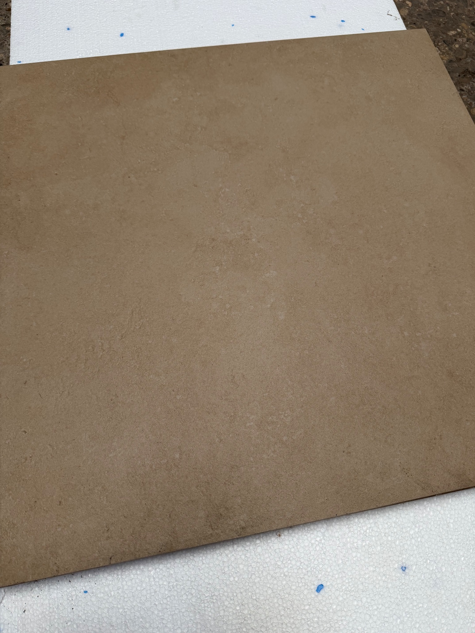 Dalles terrasse sur plots 60 × 60 cm – Épaisseur 20 mm – Neuf (120 dalles)